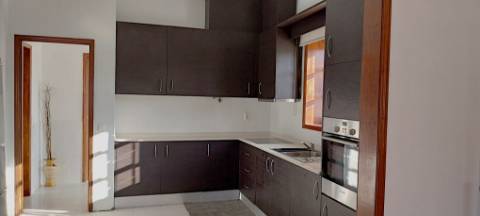 Andar-moradia V1, m,obilado e equipado, transportes e proximo à praia