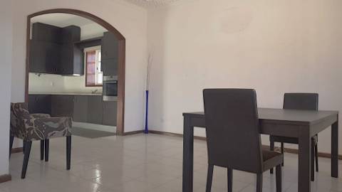 Andar-moradia V1, m,obilado e equipado, transportes e proximo à praia