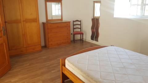 Andar-moradia V1, m,obilado e equipado, transportes e proximo à praia