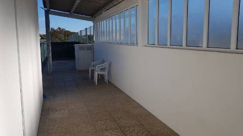 Andar-moradia V1, m,obilado e equipado, transportes e proximo à praia