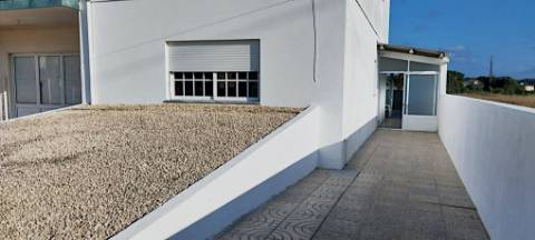 Andar-moradia V1, m,obilado e equipado, transportes e proximo à praia