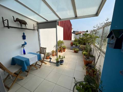 T1 Próximo ao Metro de Francos - Com terraço - Conforto, Requinte e Localização Perfeita!
