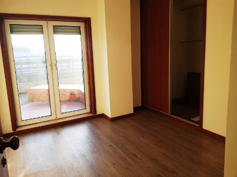 Arrenda T2 | Apartamento com terraço Junto à Igreja da Areosa