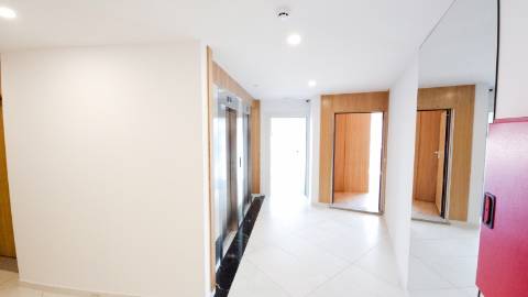 t1 novo, com garagem, varanda-terraço, jardim