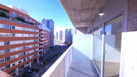 t1 novo, com garagem, varanda-terraço, jardim