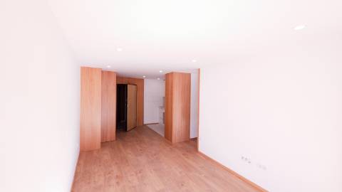 t1 novo, com garagem, varanda-terraço, jardim