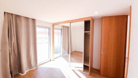 t1 novo, com garagem, varanda-terraço, jardim