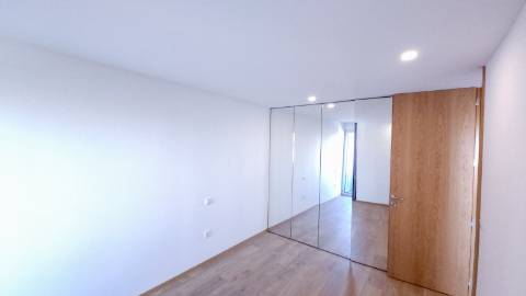 t1 novo, com garagem, varanda-terraço, jardim