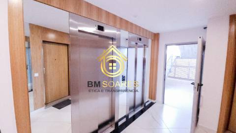 T2 novo - Cond. Fechado, L. garagem, jardim,