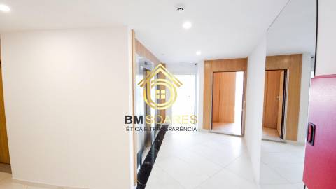 T2 novo - Cond. Fechado, L. garagem, jardim,