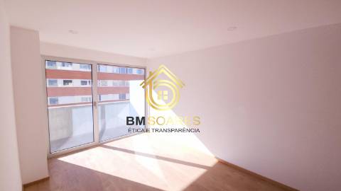 T2 novo - Cond. Fechado, L. garagem, jardim,