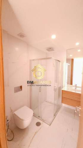 T2 novo - Cond. Fechado, L. garagem, jardim,