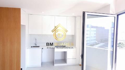 T2 novo - Cond. Fechado, L. garagem, jardim,