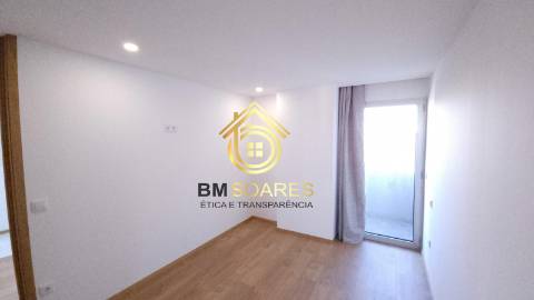 T2 novo - Cond. Fechado, L. garagem, jardim,