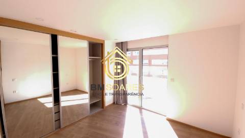 T2 novo - Cond. Fechado, L. garagem, jardim,