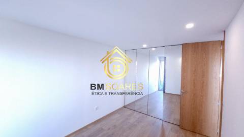 T2 novo - Cond. Fechado, L. garagem, jardim,