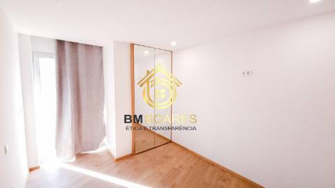 T2 novo - Cond. Fechado, L. garagem, jardim,