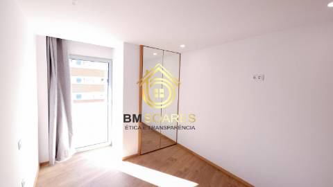 T2 novo - Cond. Fechado, L. garagem, jardim,