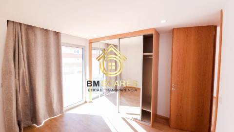 T2 novo - Cond. Fechado, L. garagem, jardim,