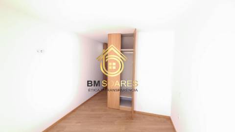 T2 novo - Cond. Fechado, L. garagem, jardim,