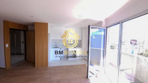 T2 novo - Cond. Fechado, L. garagem, jardim,