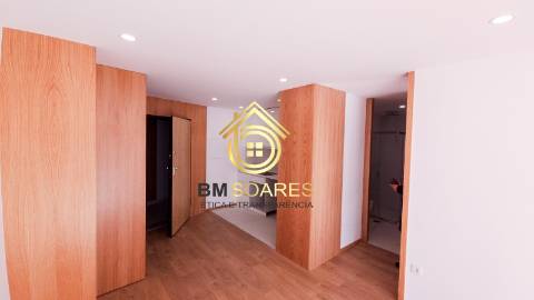 T2 novo - Cond. Fechado, L. garagem, jardim,