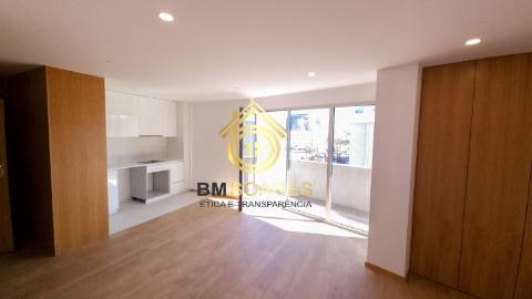 T2 novo - Cond. Fechado, L. garagem, jardim,