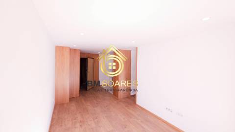 T2 novo - Cond. Fechado, L. garagem, jardim,