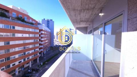 T2 novo - Cond. Fechado, L. garagem, jardim,