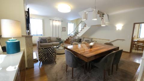 Moradia 4 frentes, jardim, garagem, 3 quartos - Portugal