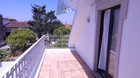 Moradia 4 frentes, jardim, garagem, 3 quartos - Portugal