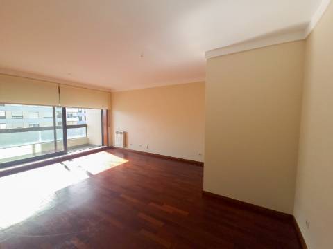 T2 Castelo da Maia, Garagem, Elevador, arrumos , varanda