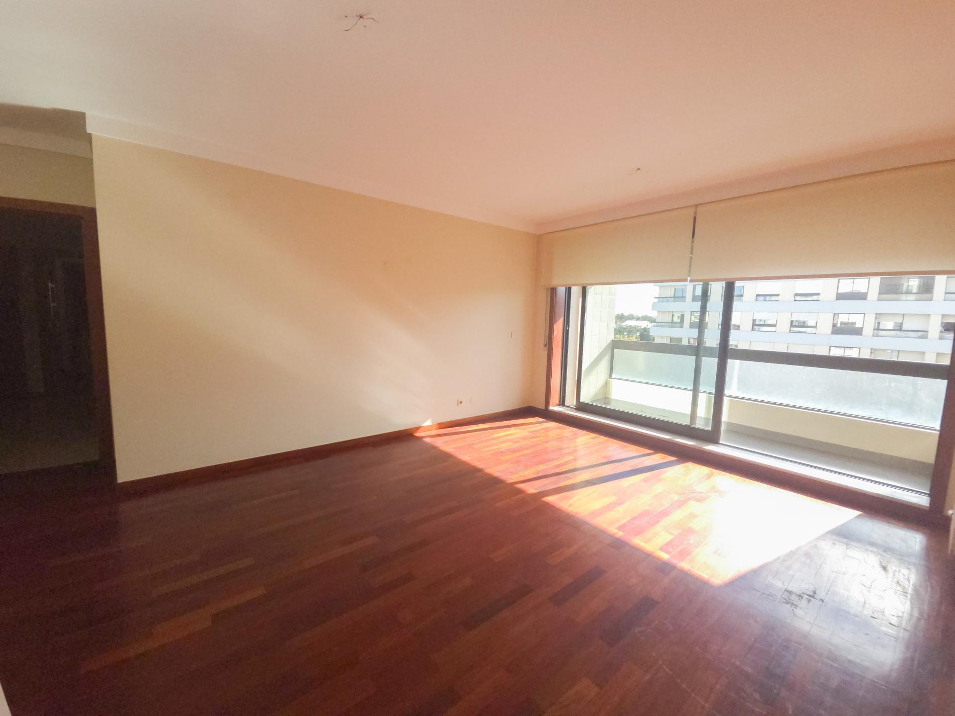 T2 Castelo da Maia, Garagem, Elevador, arrumos , varanda