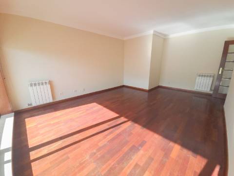 T2 Castelo da Maia, Garagem, Elevador, arrumos , varanda