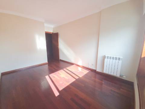 T2 Castelo da Maia, Garagem, Elevador, arrumos , varanda