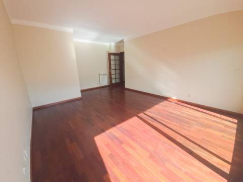 T2 Castelo da Maia, Garagem, Elevador, arrumos , varanda