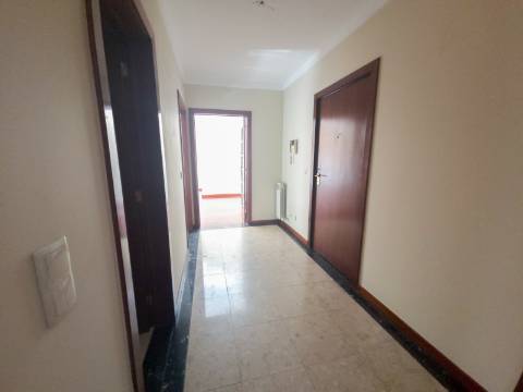 T2 Castelo da Maia, Garagem, Elevador, arrumos , varanda