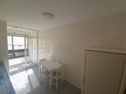 T2 Castelo da Maia, Garagem, Elevador, arrumos , varanda