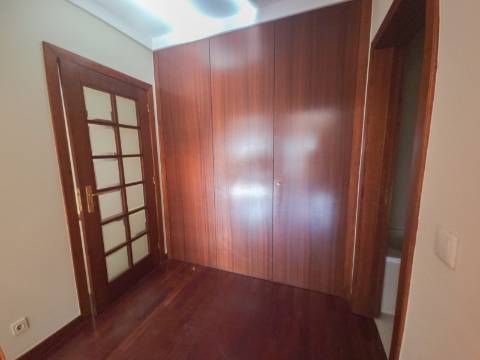 T2 Castelo da Maia, Garagem, Elevador, arrumos , varanda