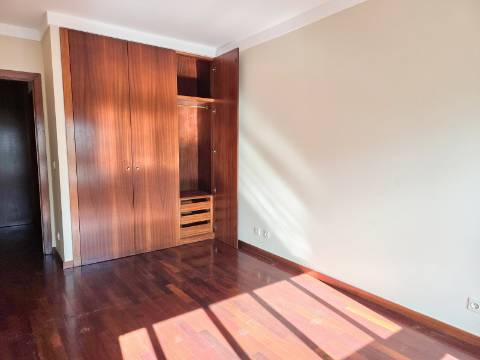 T2 Castelo da Maia, Garagem, Elevador, arrumos , varanda