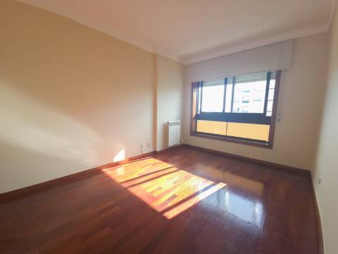 T2 Castelo da Maia, Garagem, Elevador, arrumos , varanda