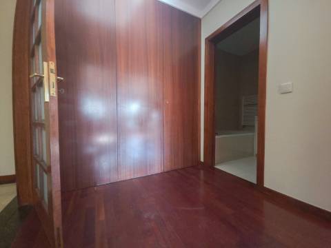 T2 Castelo da Maia, Garagem, Elevador, arrumos , varanda