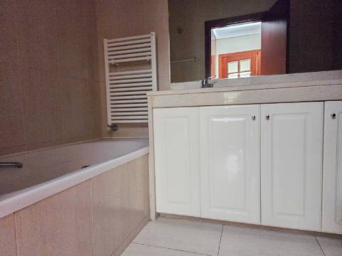 T2 Castelo da Maia, Garagem, Elevador, arrumos , varanda