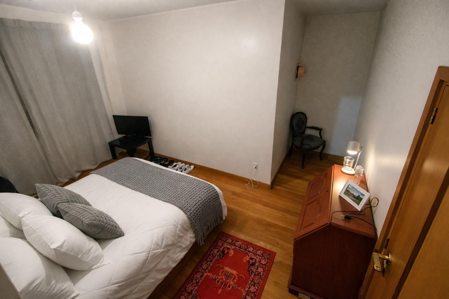 Suíte com despesas em região nobre do Porto