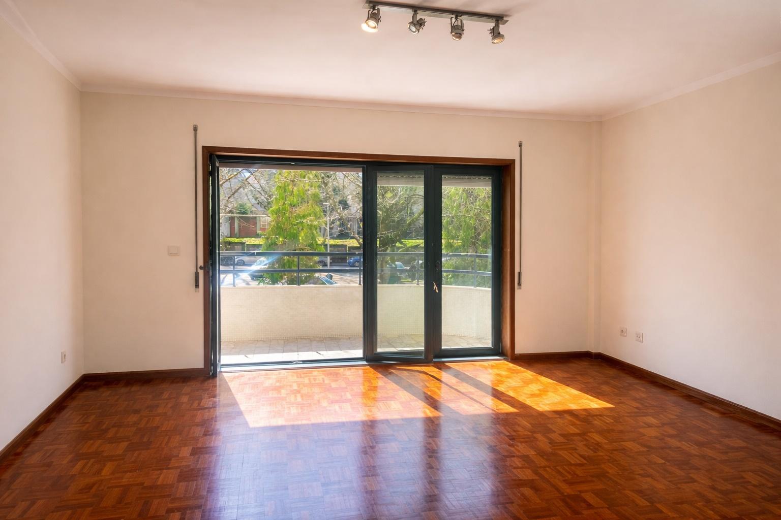 t2, duas suítes, garagem, com varanda - Porto - Portugal