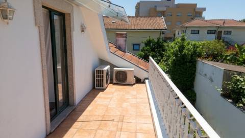 Moradia 4 frentes, jardim, garagem, 3 quartos - Portugal