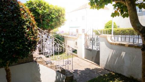 Moradia 4 frentes, jardim, garagem, 3 quartos - Portugal