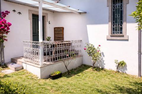 Moradia 4 frentes, jardim, garagem, 3 quartos - Portugal