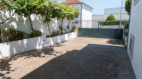 Moradia 4 frentes, jardim, garagem, 3 quartos - Portugal