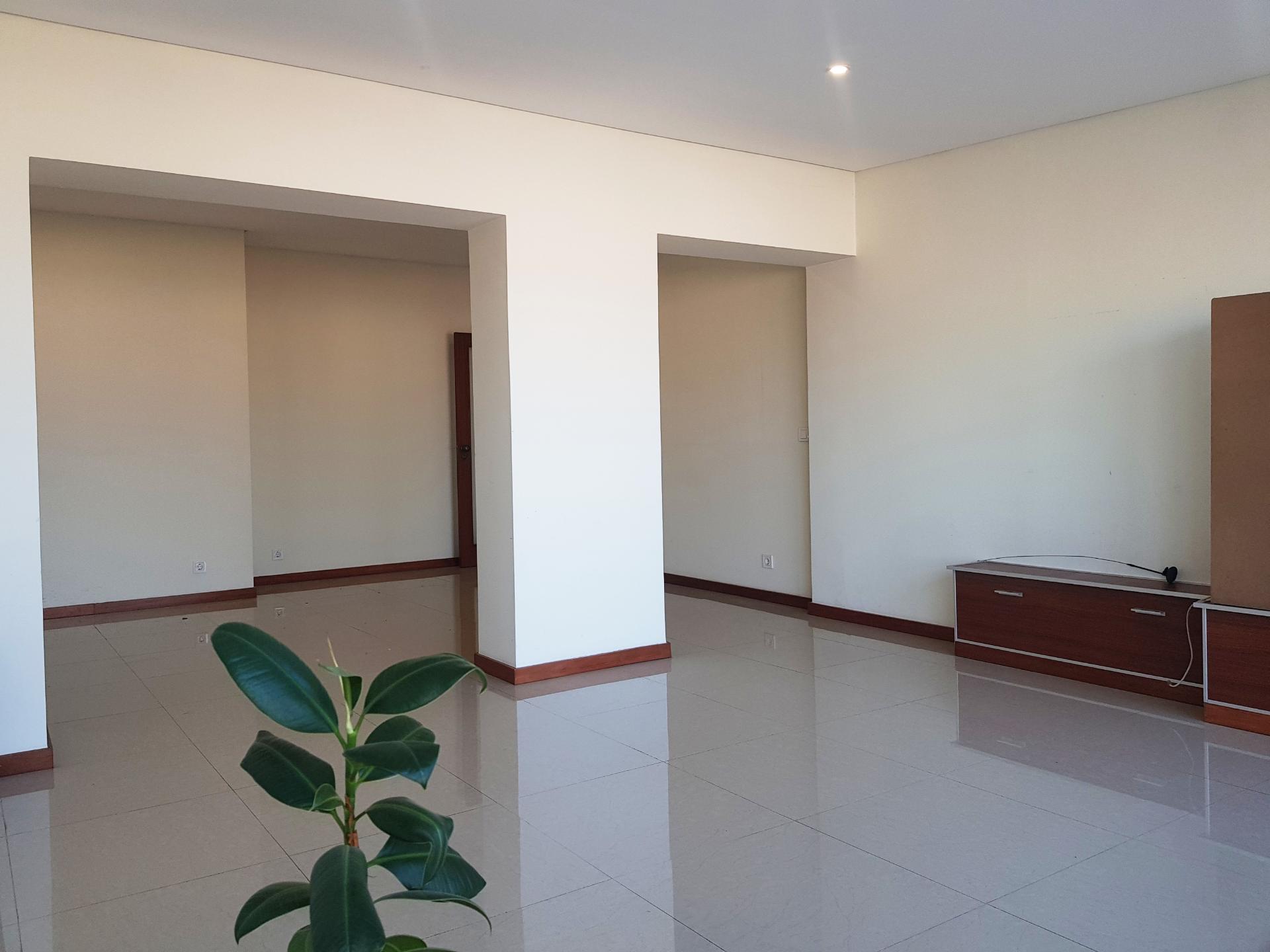 Arrenda T2 | Apartamento com terraço Junto à Igreja da Areosa